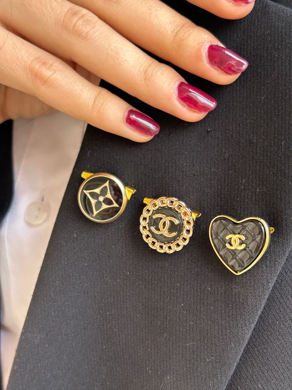 Vintage black round brooch