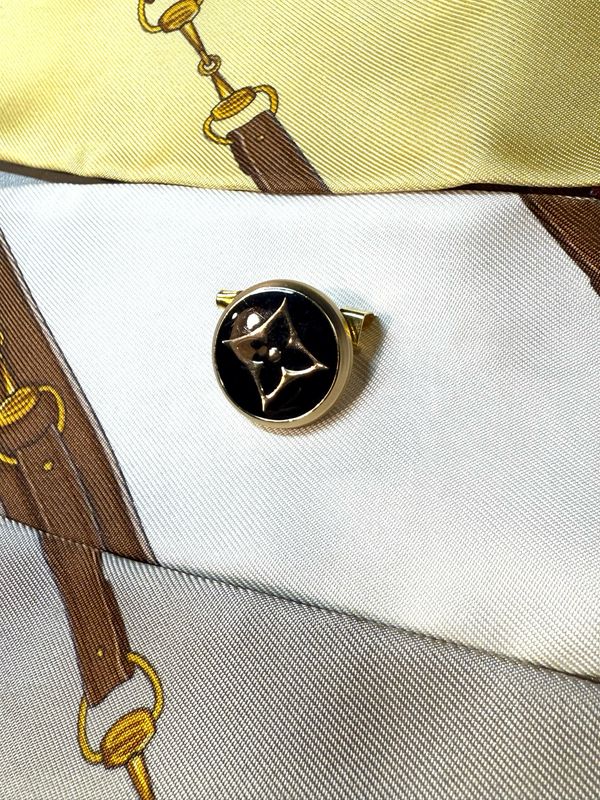 Vintage black round brooch