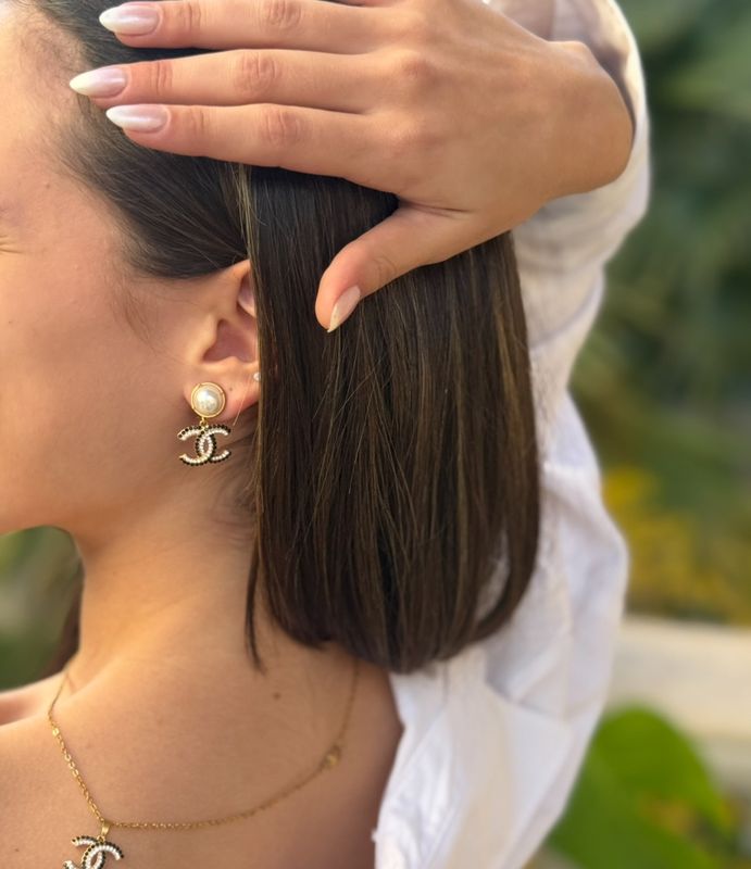 Timeless gold tone drop earring