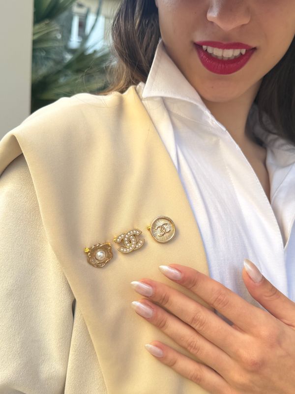 Vintage Gold-Tone Monogram small brooch with Tiny Pearls