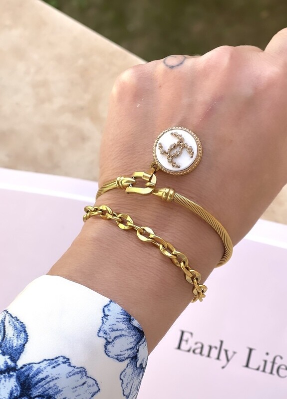 Delicate gold-white bracelet