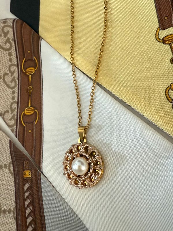 Delicate small necklace with pearl
