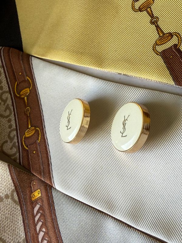 Elegant gold tone beige stud earrings