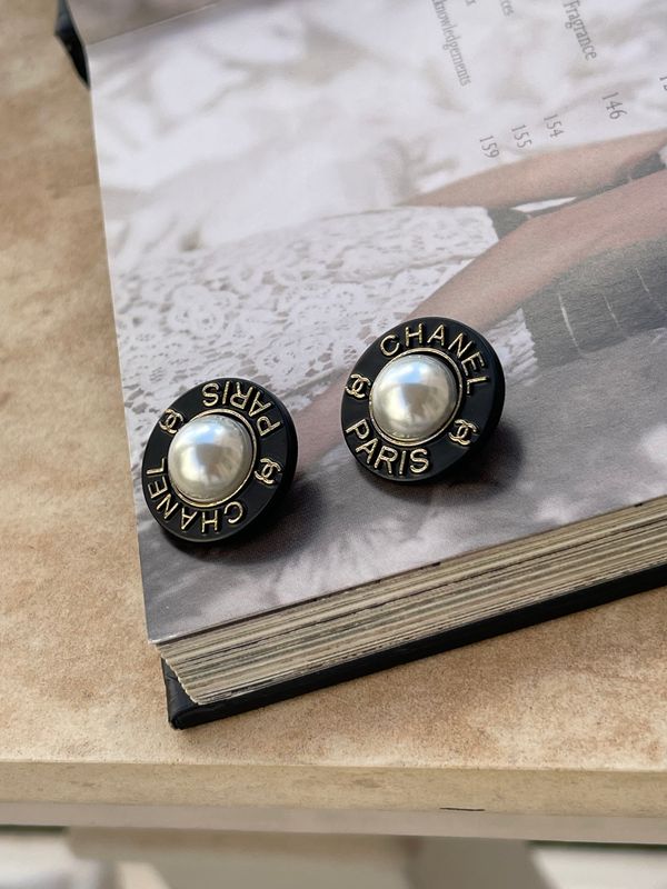 Delicate black with a pearl earrings