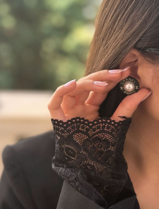 Delicate black with a pearl earrings