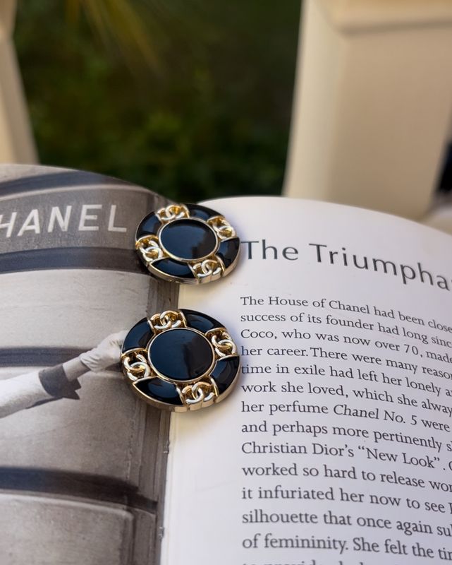 Elegant total black earrings