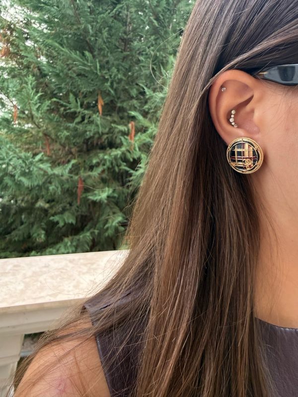 Elegance button with burgundy Red details earrings