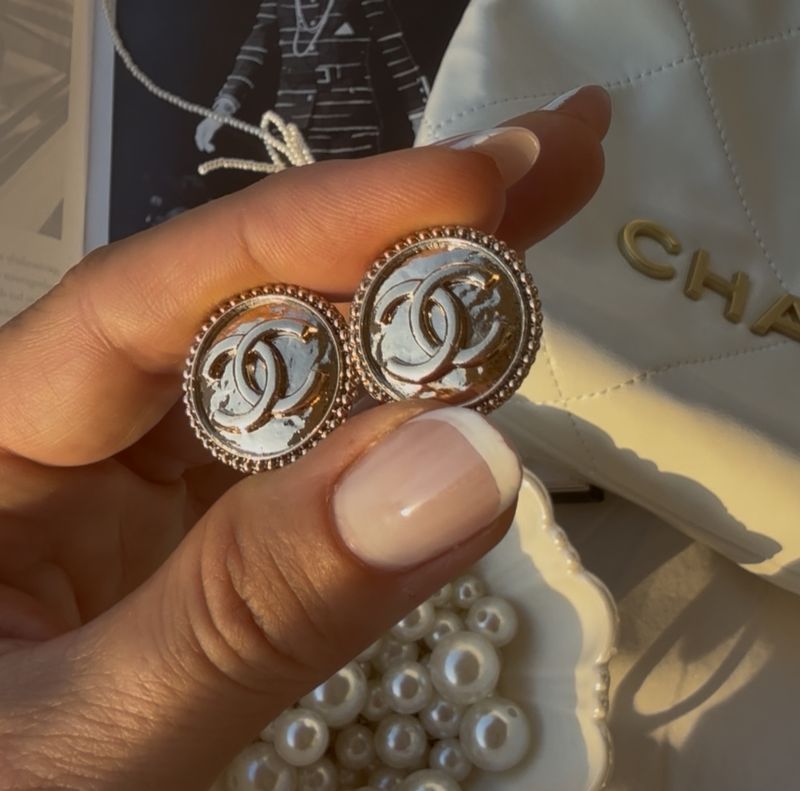 Elegant gold tone earrings