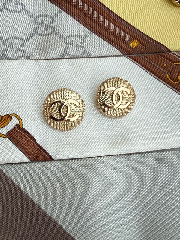 Timeless gold tone earrings