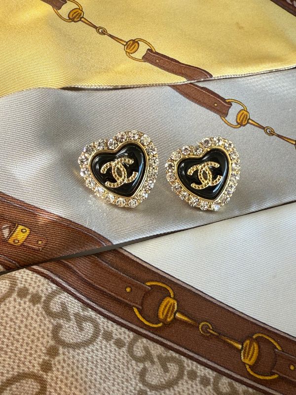 Stylish black heart earrings with rhinestones