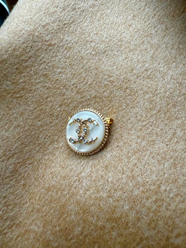 Soft Glow pearl signature small brooch