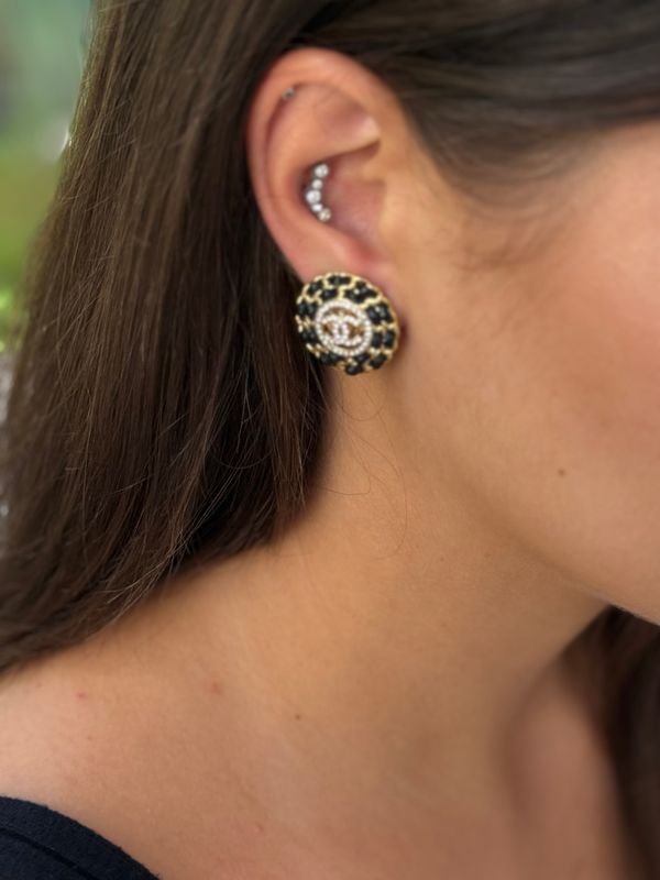 Timeless round stud earrings