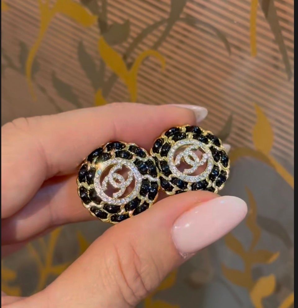 Timeless round stud earrings