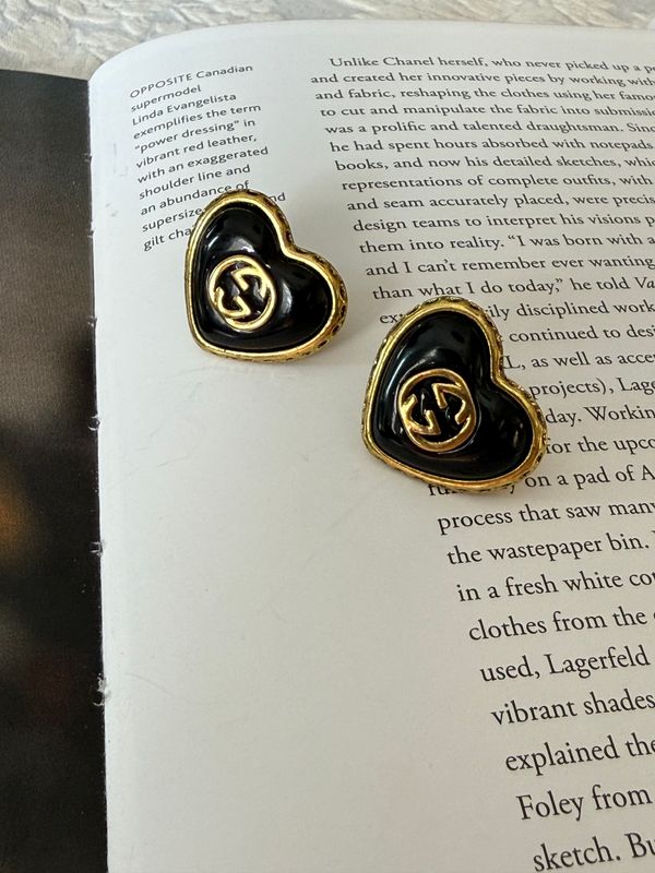 Stylish heart black earrings