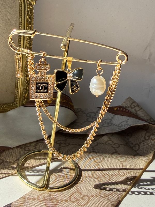 Iconic Noir Bow &amp; Pearl Pin