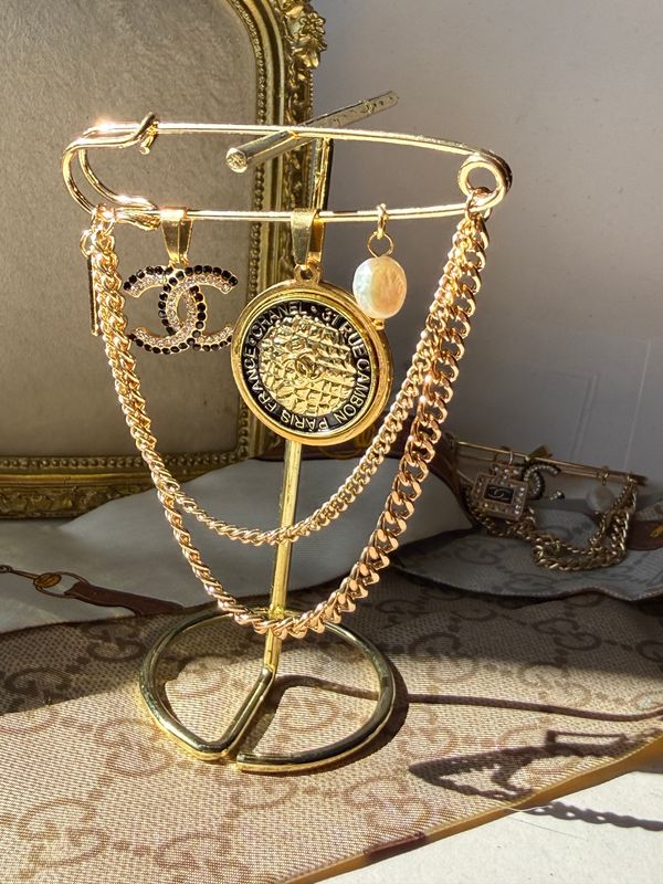 Éclat Paris Charm Pin