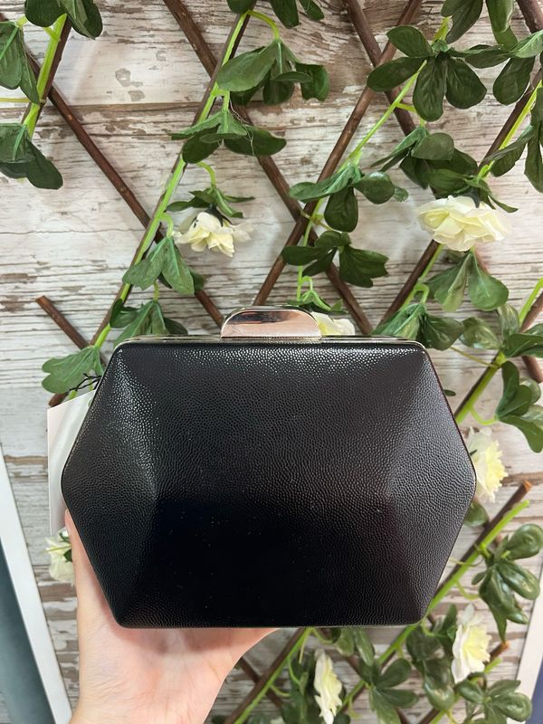Bolso exagono de mano negro con plata