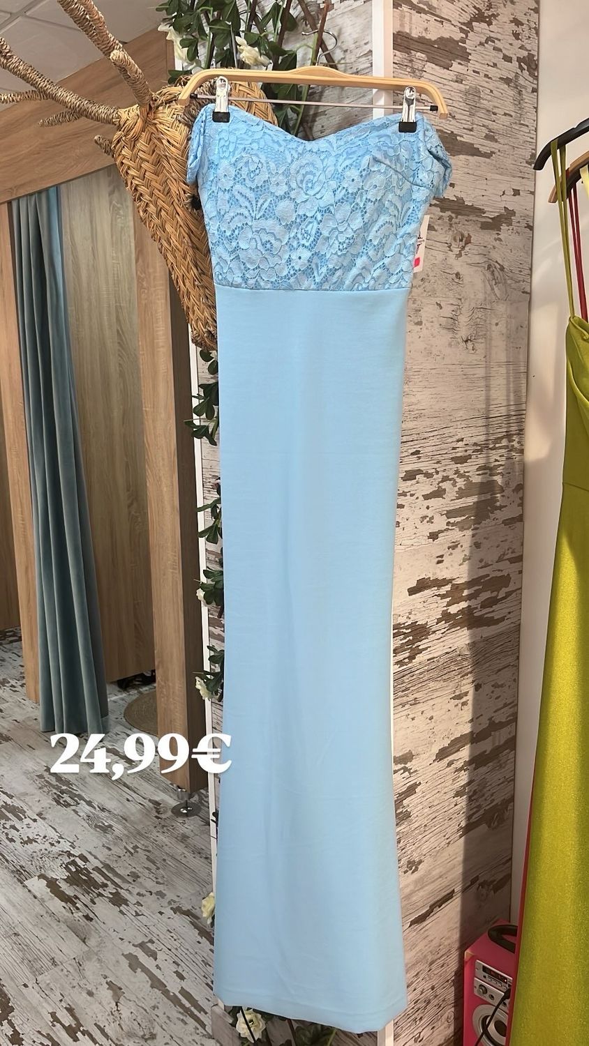 Vestido celeste encaje palabra de honor