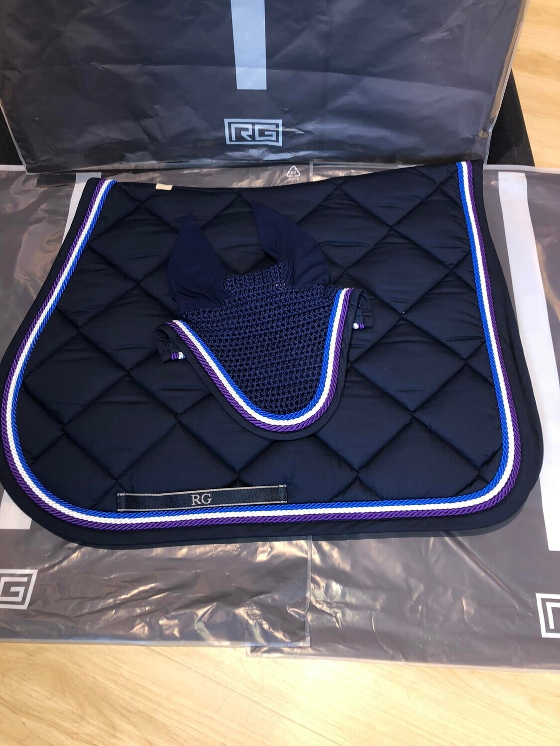 Ensemble Tapis & Bonnet  RG  Italy Week-end 03 JWI