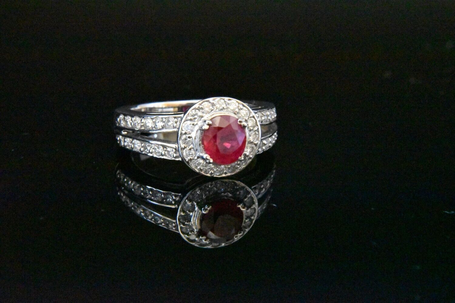 Diamond and Ruby Ring in 14KWG – White Diamonds: 0.80ct