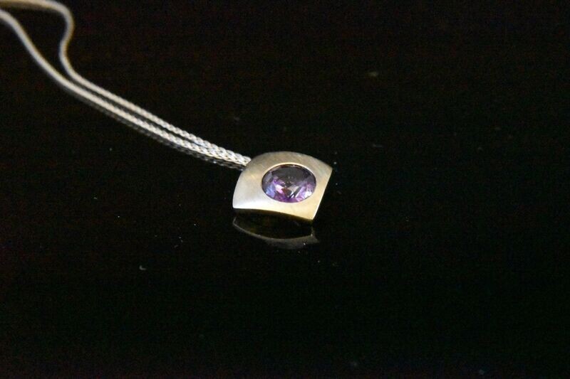 Sapphire Pendant in 18KWG – 14KWG Chain