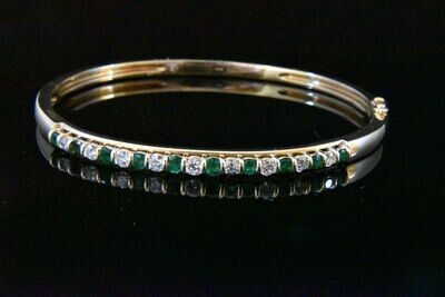 Diamond and emerald bangle bracelet in 14KYG – White Diamonds: 0.73ct