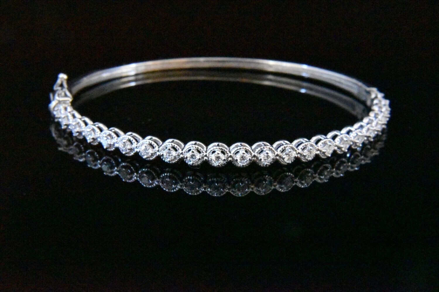 Diamond bangle bracelet in 14KWG – White Diamonds: 0.65ct
