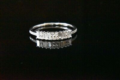 Diamond Ring in 14KWG – Diamonds: 0.24Ct