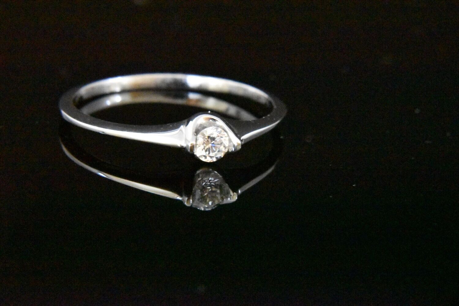 Diamond Ring in 18KWG – Diamonds: 0.10Ct