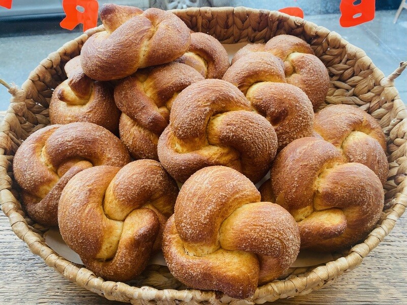 Cinnamon Challah Knots
