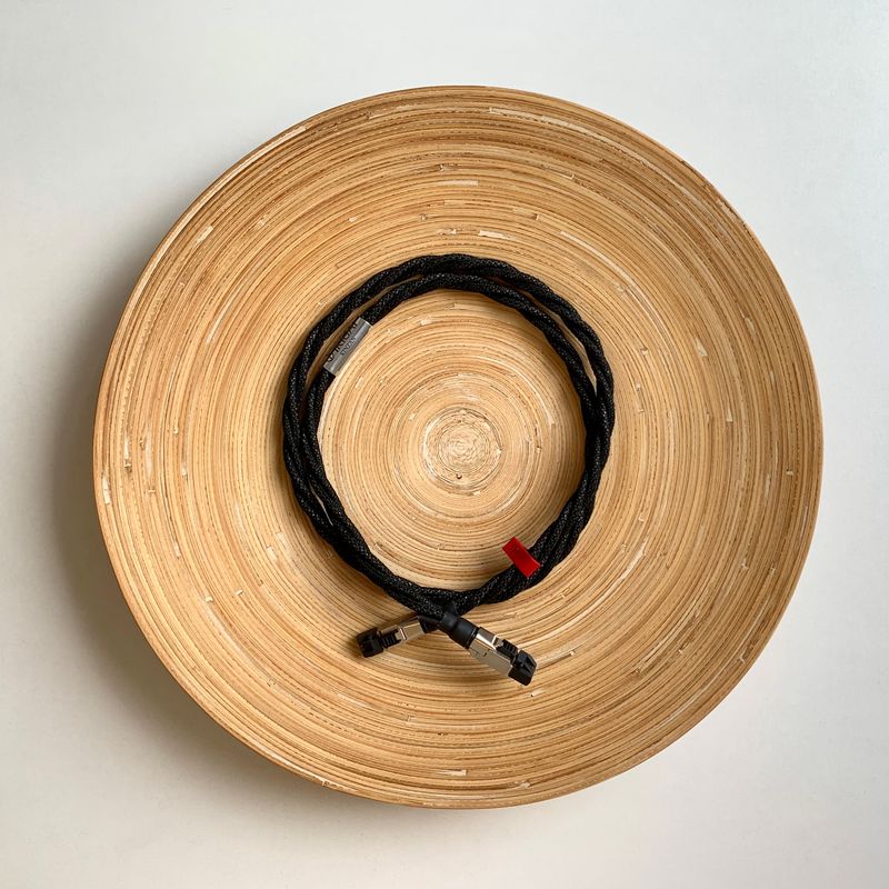 IKIGAI Audio KINZAN 100Mbit ethernetkabel met 8 puur zilveren 5N monokristal geleiders 5 verschillende EMI/RFI afschermingen en aardingssysteem vanaf 1,0 meter