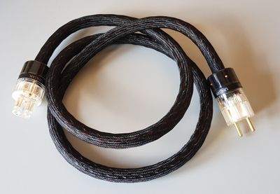 DEMO-KABEL Kimber Kable UHDXK! QS POWER GIGANT Voedingskabel 1,5 meter voorzien van AU (goud) connectoren IEC C13 - 10A van € 2.295,00 nu voor € 999,00