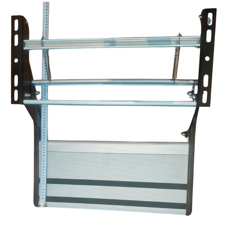 Single pull-out folding caravan step