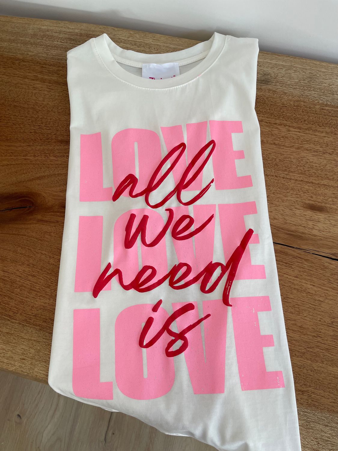 T-Shirt " ALL WE NEED IS LOVE"