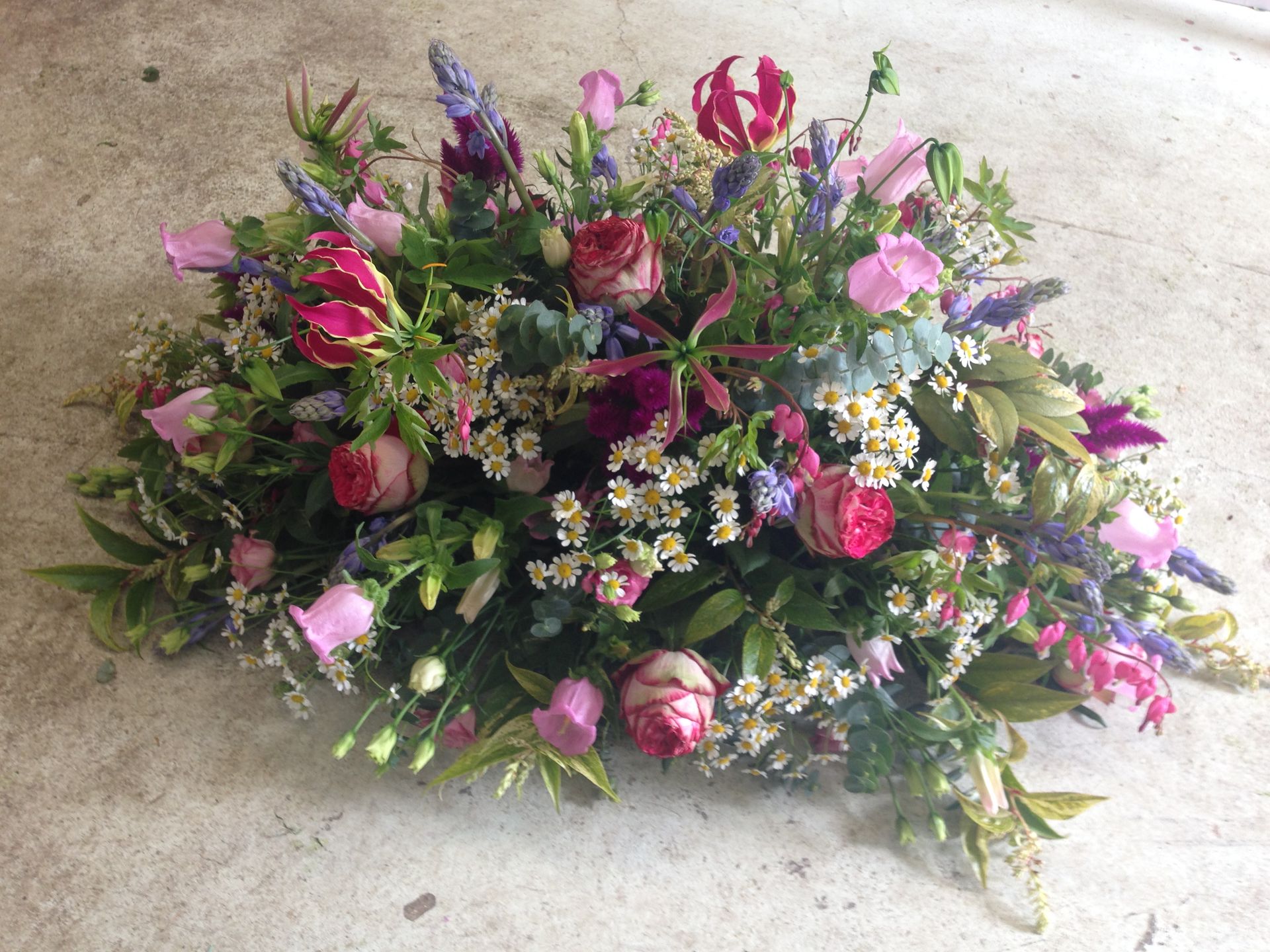 Rouwstuk van prachtige verse bloemen