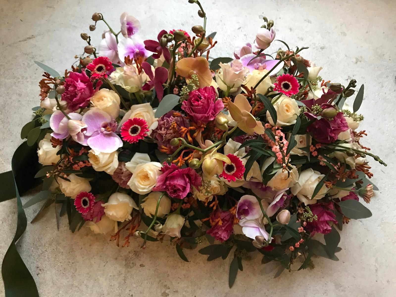 Rouwstuk van prachtige verse bloemen