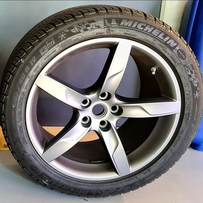 JANTES NEUVES FERRARI D’ORIGINE 19” POUCES AVEC PNEUS NEUFS HIVER