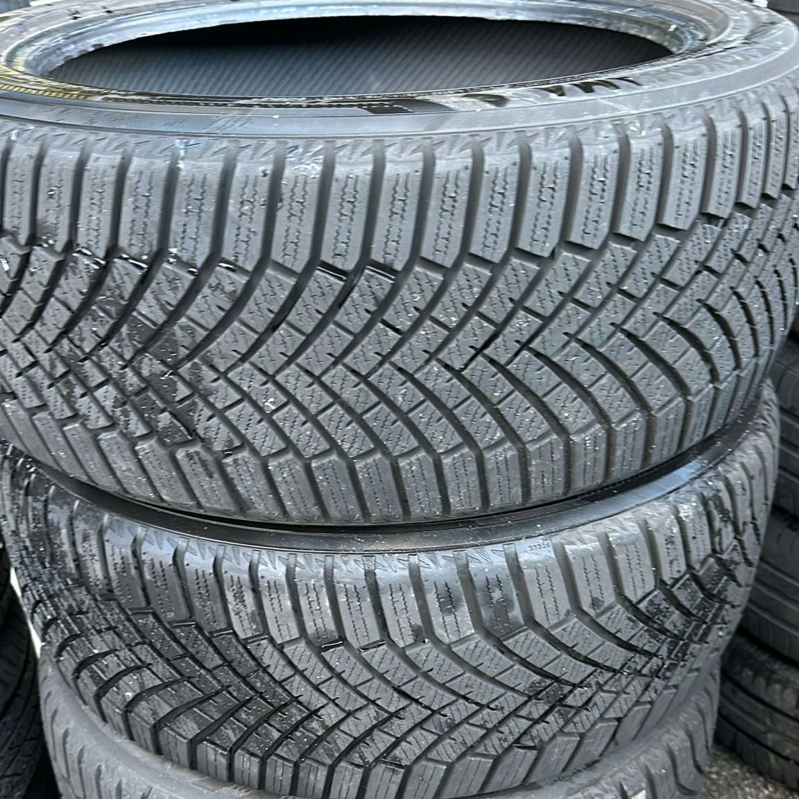 235/45R18 98V YOKOHAMA HIVER