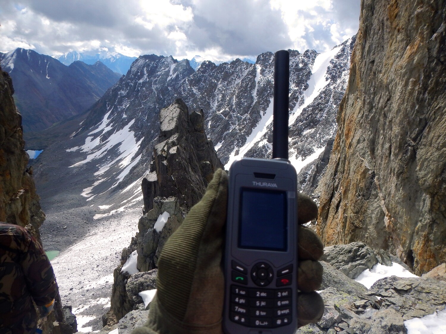 Thuraya XT-LITE - спутниковый телефон