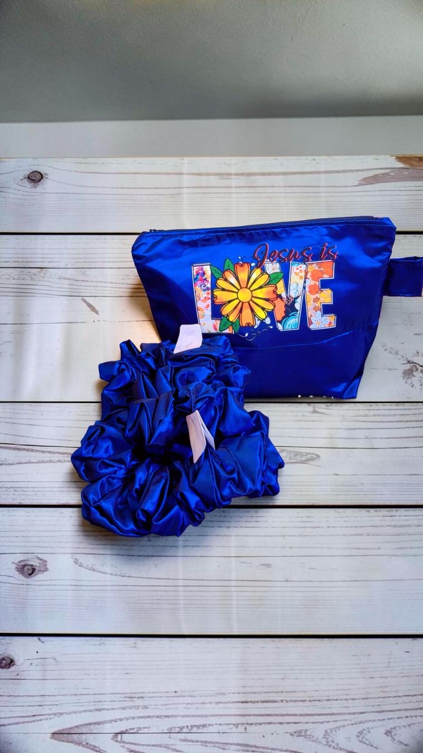 Yeirdesign handmade SCRUNCHIE and makeup bag set 