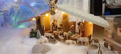 CRÈCHE DE NOËL EN BOIS - DÉCORÉE - 50cm CRÈCHE DE NOËL EN BOIS - DÉCORÉE - 50cm