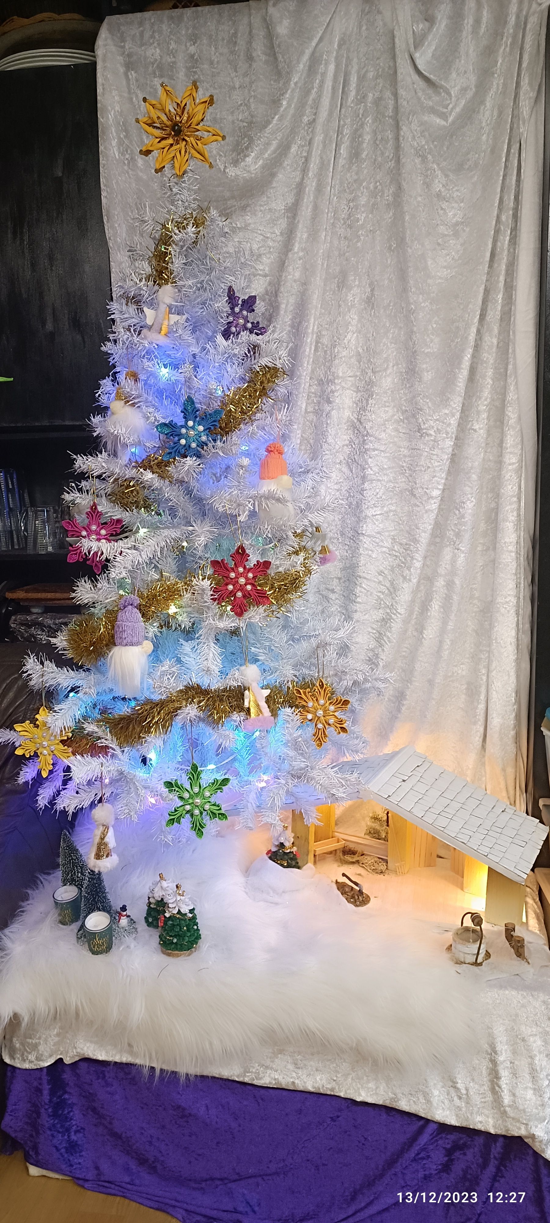 CRÈCHE DE NOËL EN BOIS - DÉCORÉE - 50cm