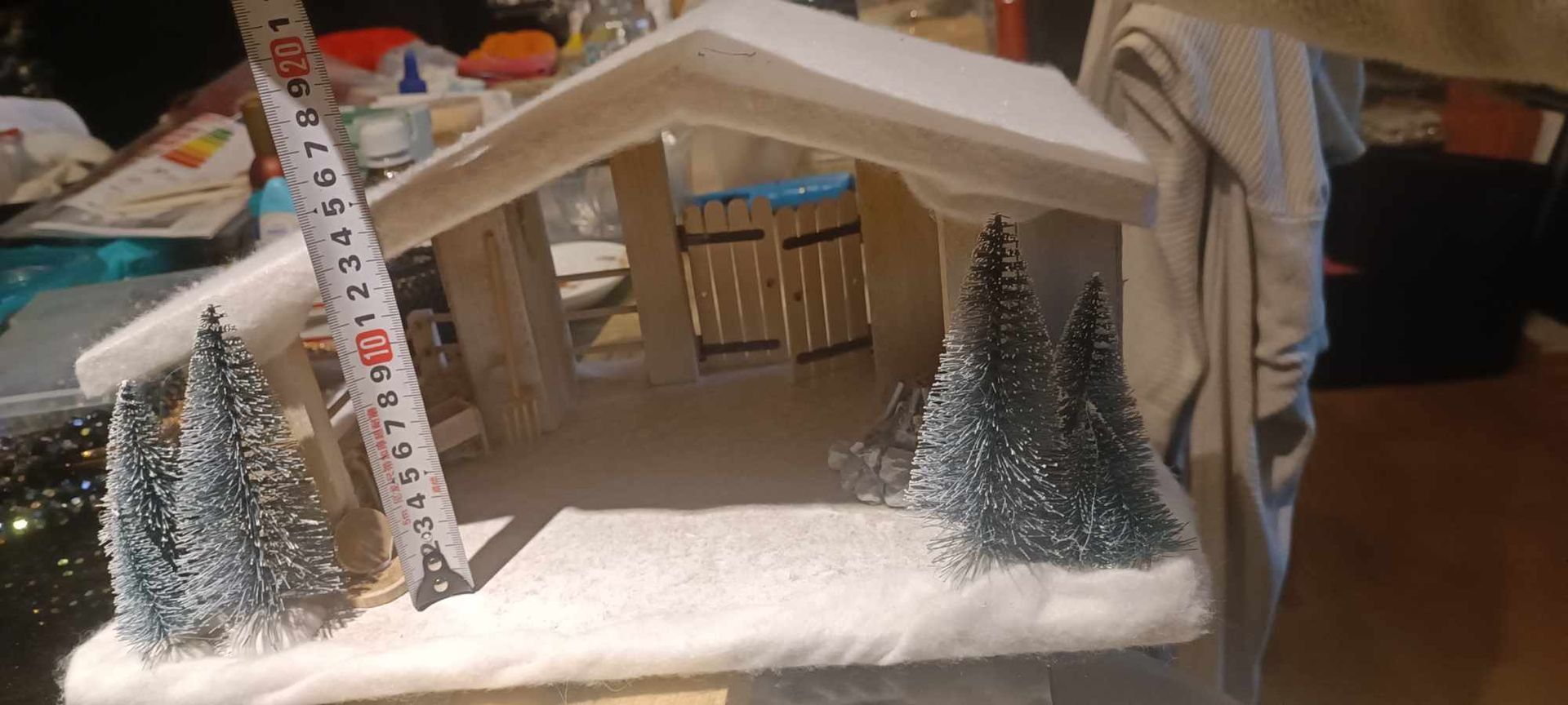 CRÈCHE DE NOËL EN BOIS - DÉCORÉE - 40cm
