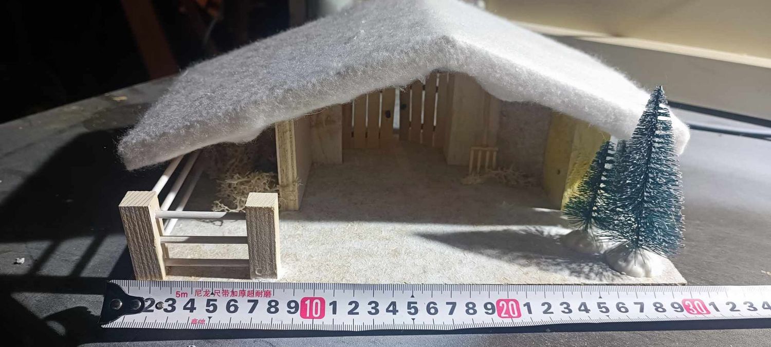 CRÈCHE DE NOËL EN BOIS - DÉCORÉE - 25cm