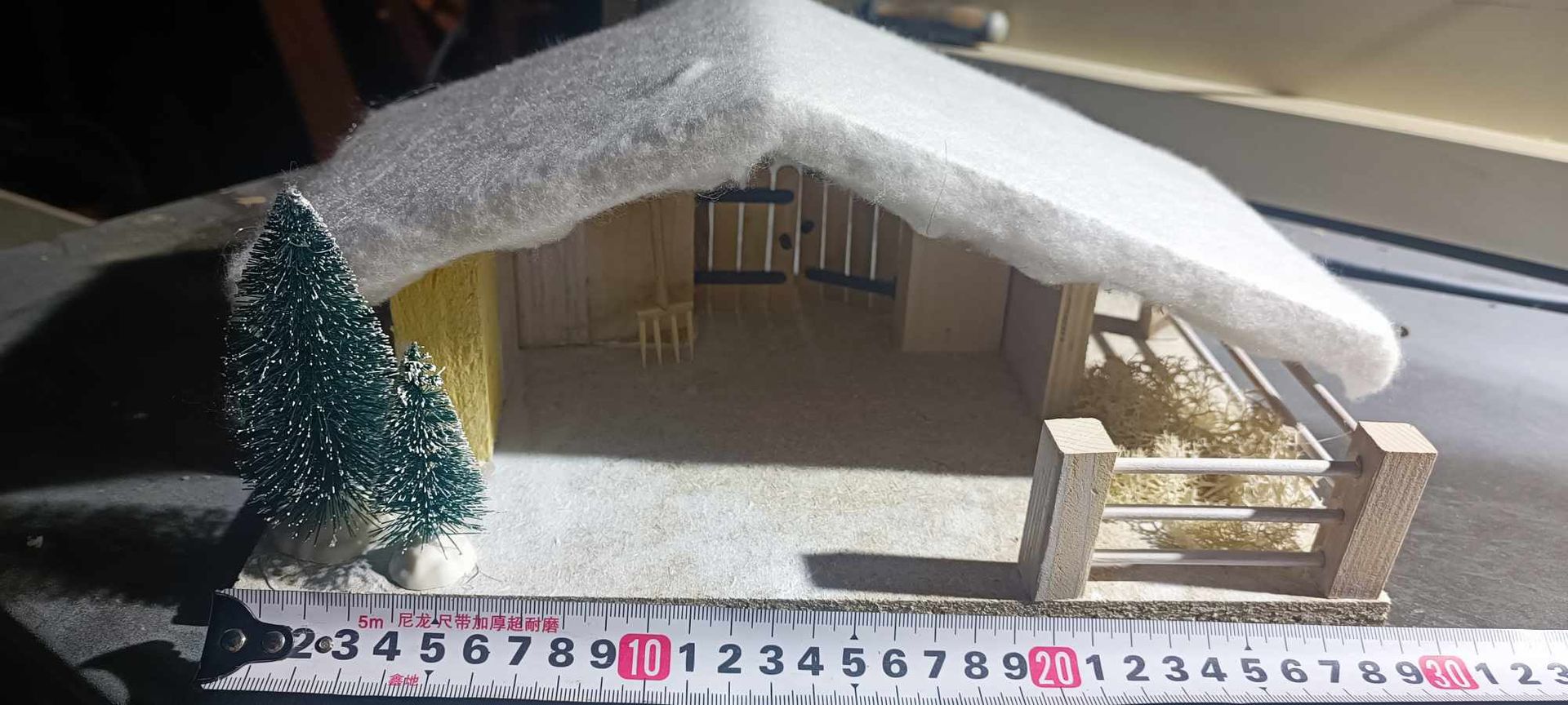CRÈCHE DE NOËL EN BOIS - DÉCORÉE - 25cm