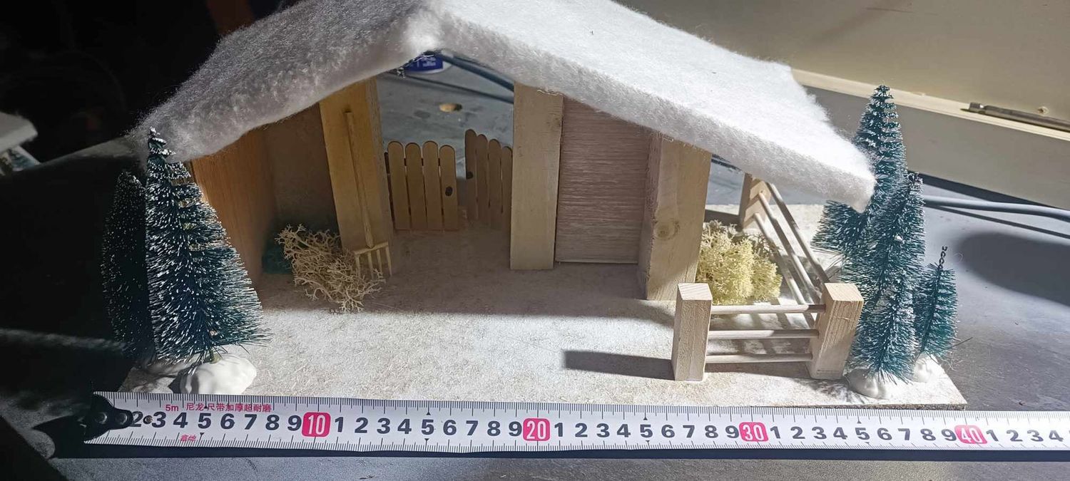 CRÈCHE DE NOËL EN BOIS - DÉCORÉE - 30cm