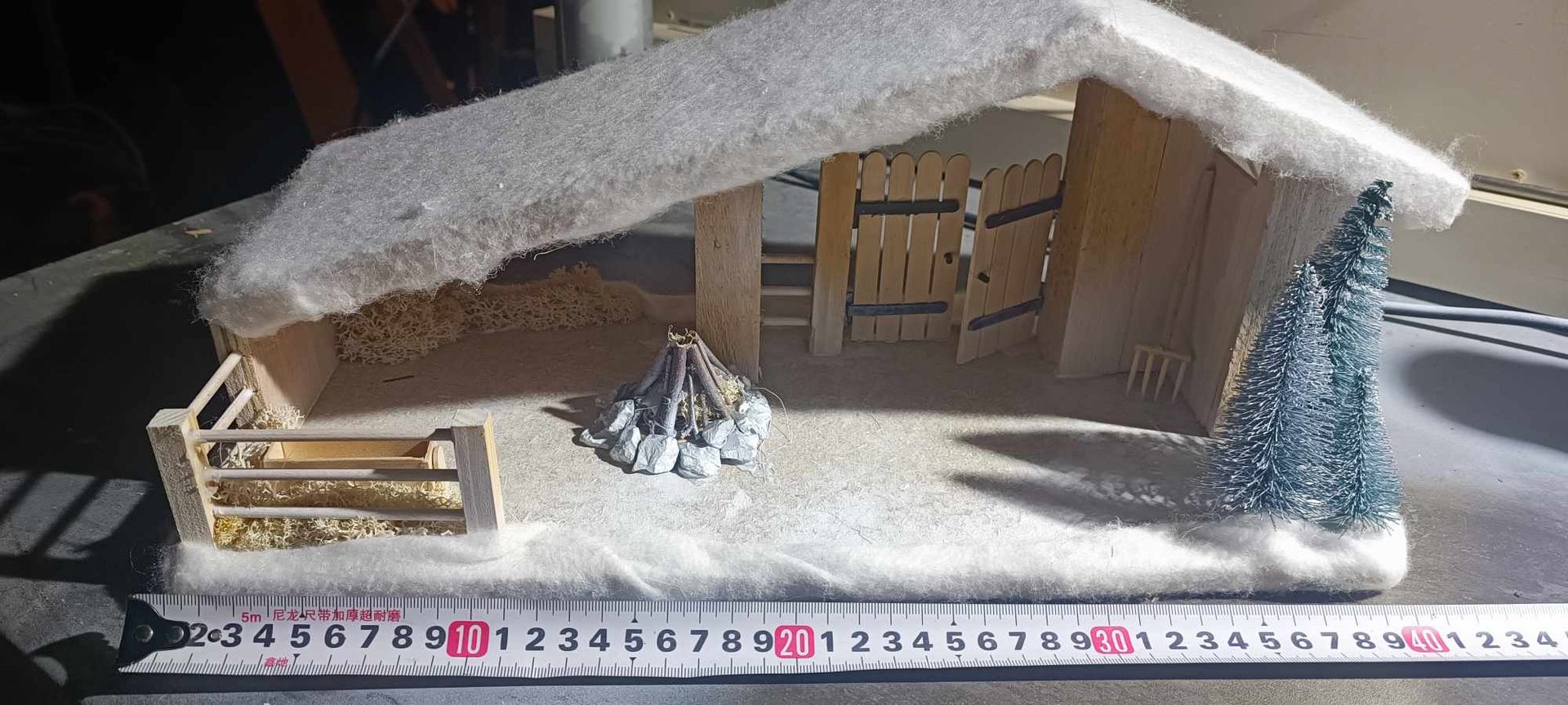CRÈCHE DE NOËL EN BOIS - DÉCORÉE - 30cm
