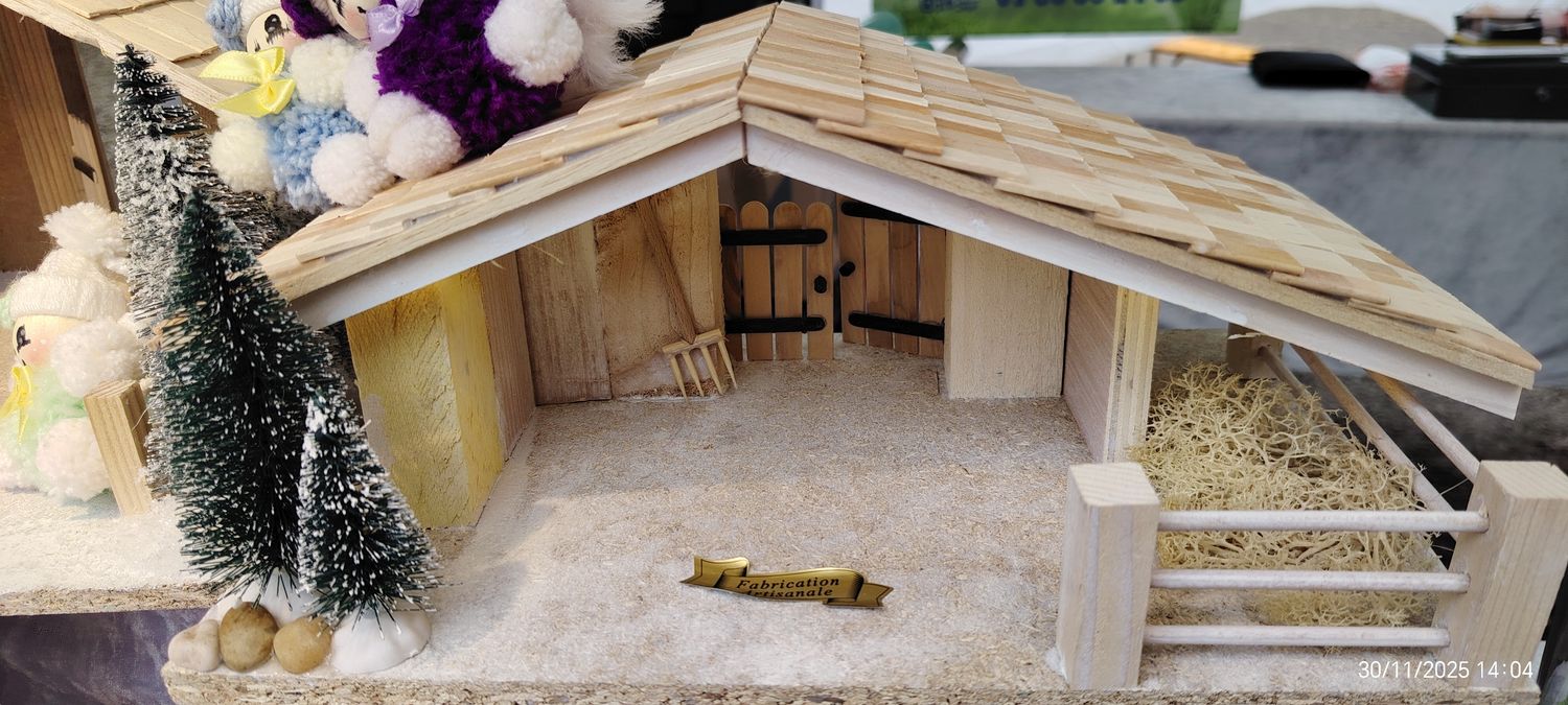 CRÈCHE DE NOËL LUMINEUSE EN BOIS - DÉCORÉE - 40cm CRÈCHE DE NOËL LUMINEUSE EN BOIS - DÉCORÉE - 40cm
