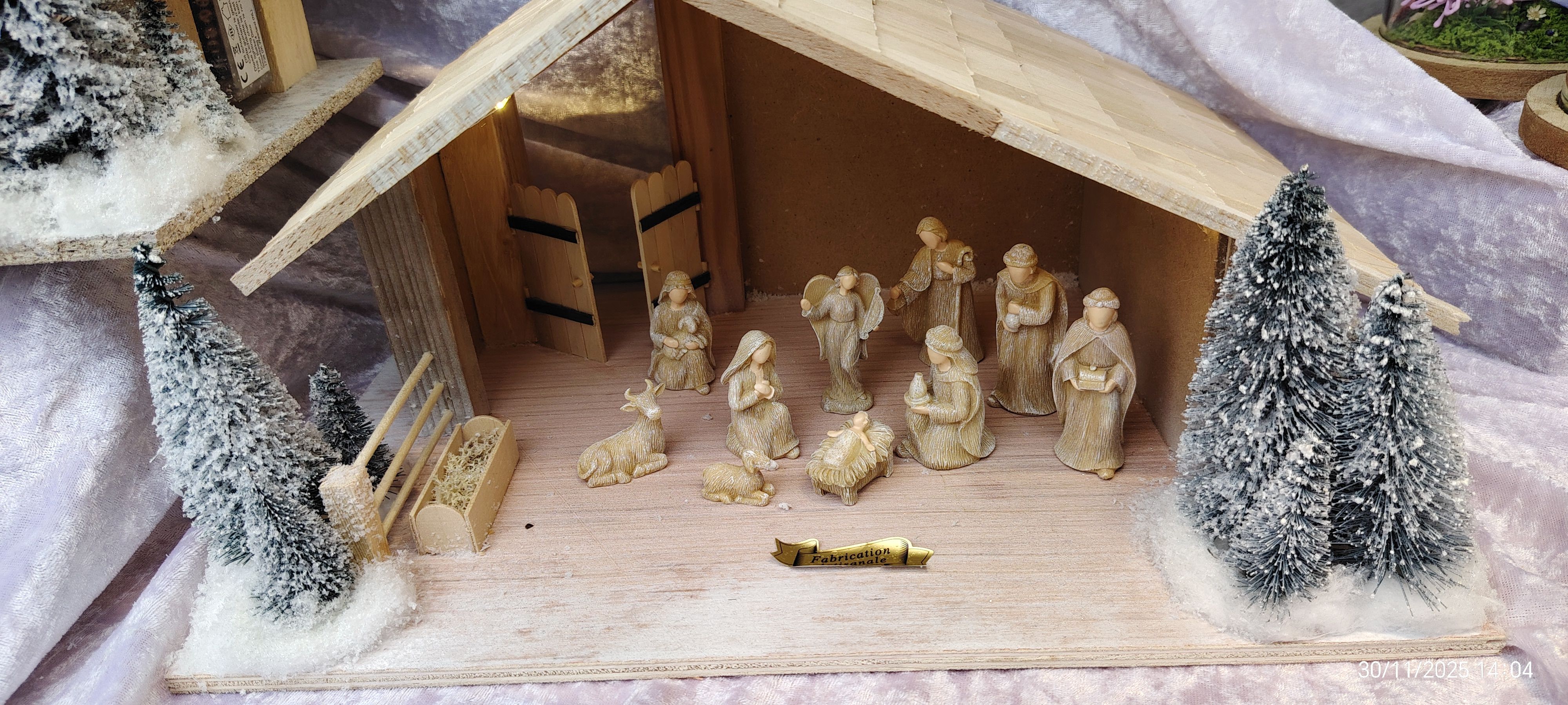 CRÈCHE DE NOËL LUMINEUSE EN BOIS - DÉCORÉE - 40cm
