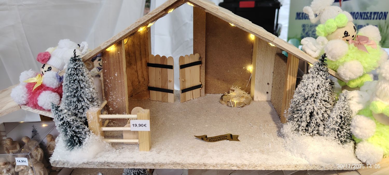 CRÈCHE DE NOËL EN BOIS LUMINEUSE - DÉCORÉE - 25cm CRÈCHE DE NOËL EN BOIS LUMINEUSE - DÉCORÉE - 25cm
